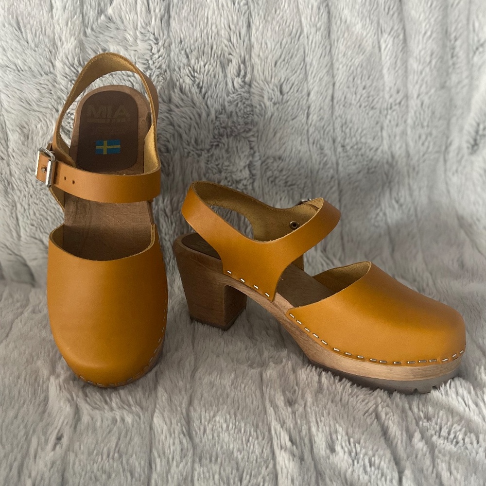 Beautiful MIA Swedish clogs NWOT
